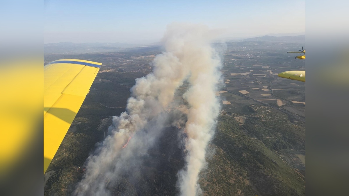 Kırkağaç'taki orman yangınına 5 uçak ve 8 helikopter ile müdahale
