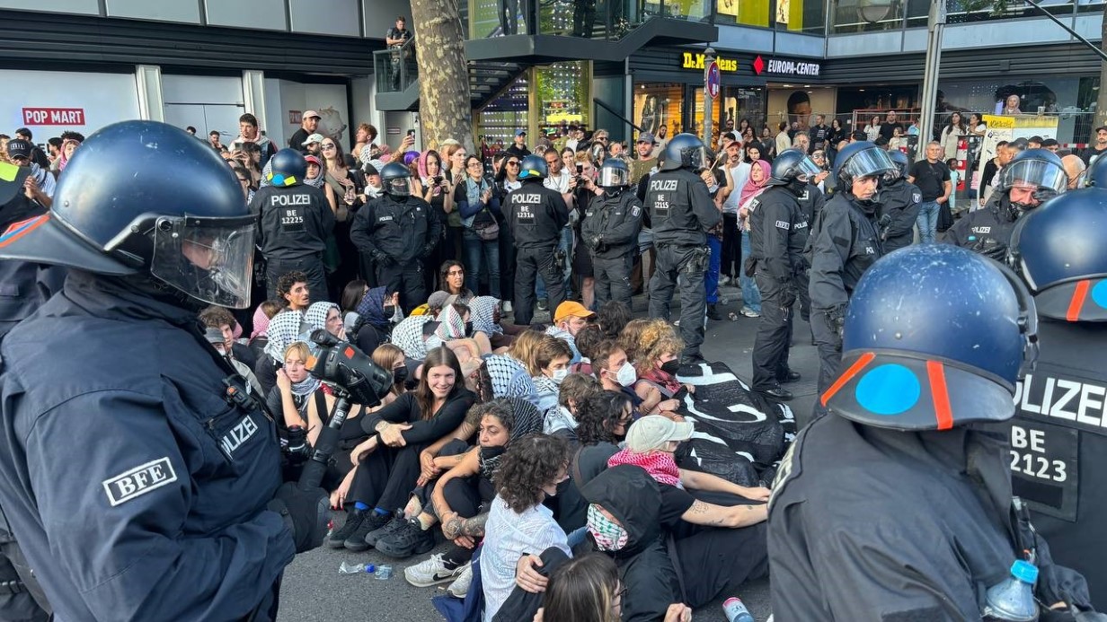 Alman polisinden Filistin'e destek eylemi yapanlara sert müdahale