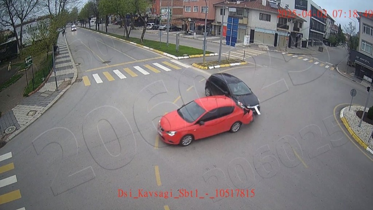 Sakarya'da nisan ayı trafik kazaları KGYS kameralarına yansıdı