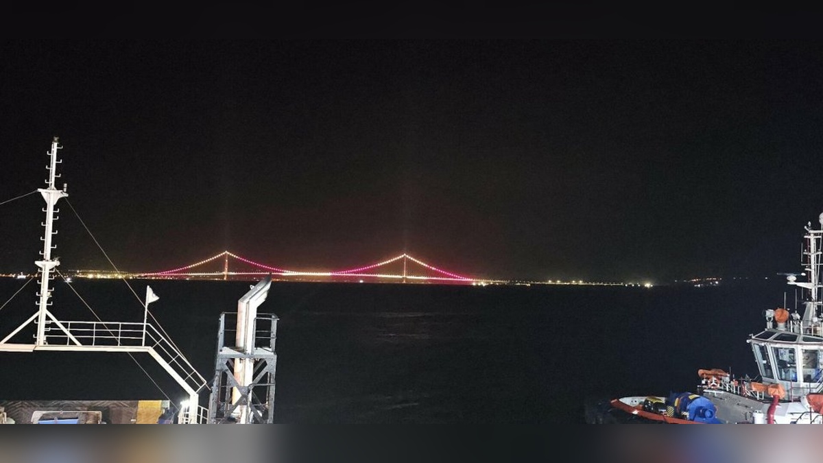 1915 Çanakkale Köprüsü Galatasaray'ın şampiyonluğunu kutladı