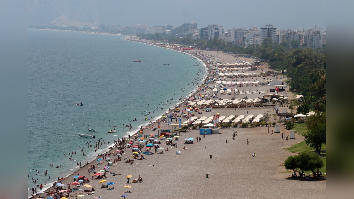 Antalya sahilleri tatilcilerle doldu