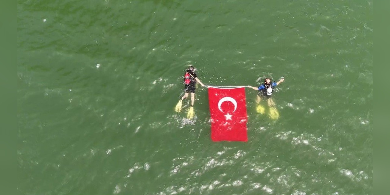 Ovacık'ta 19 Mayıs kutlaması: Gölde Türk bayrağı açıldı