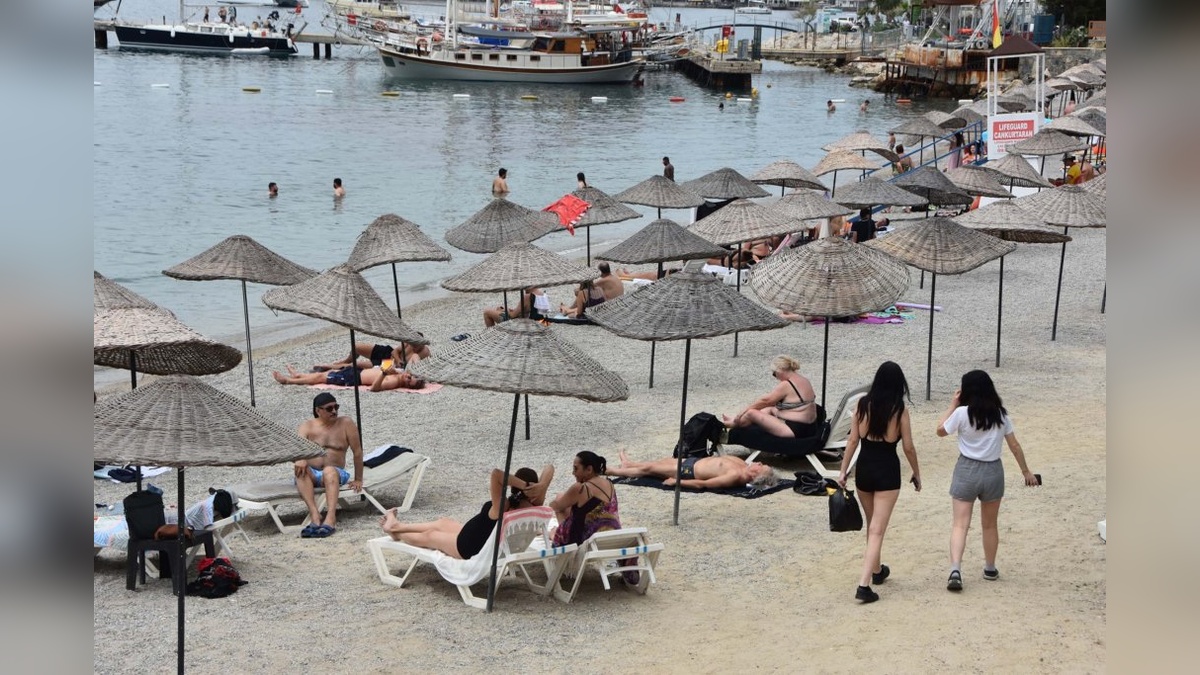 Bodrum'da yaz sıcaklığı: Turistler sahilleri doldurdu