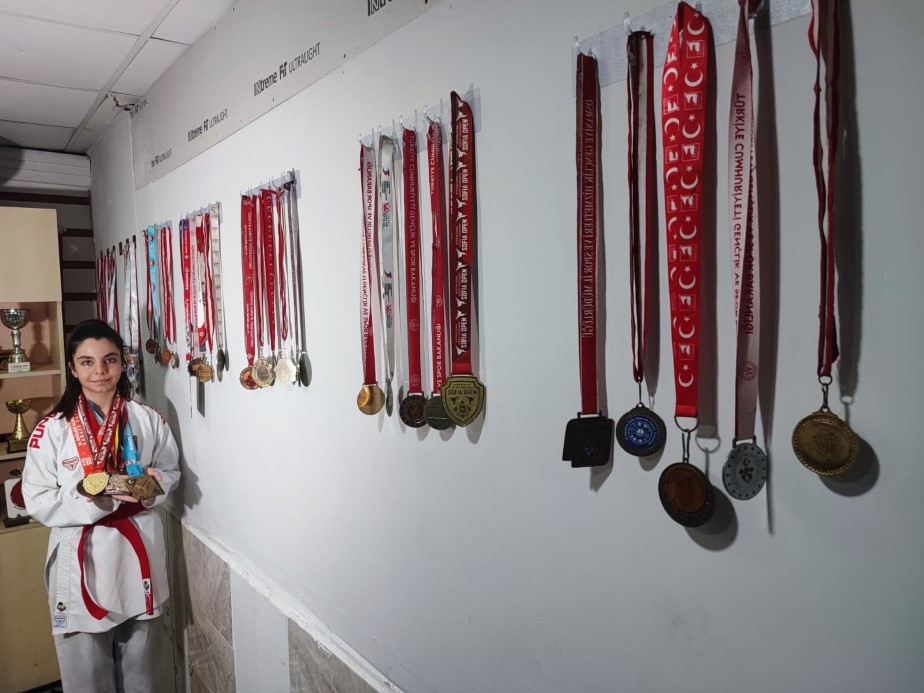 14 yaşında 150’den fazla madalyası var