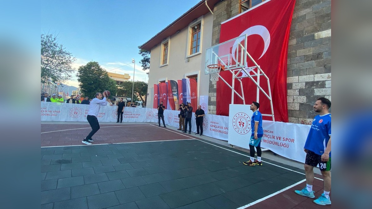 Bayraktar, gençlerle basketbol ve masa tenisi oynadı
