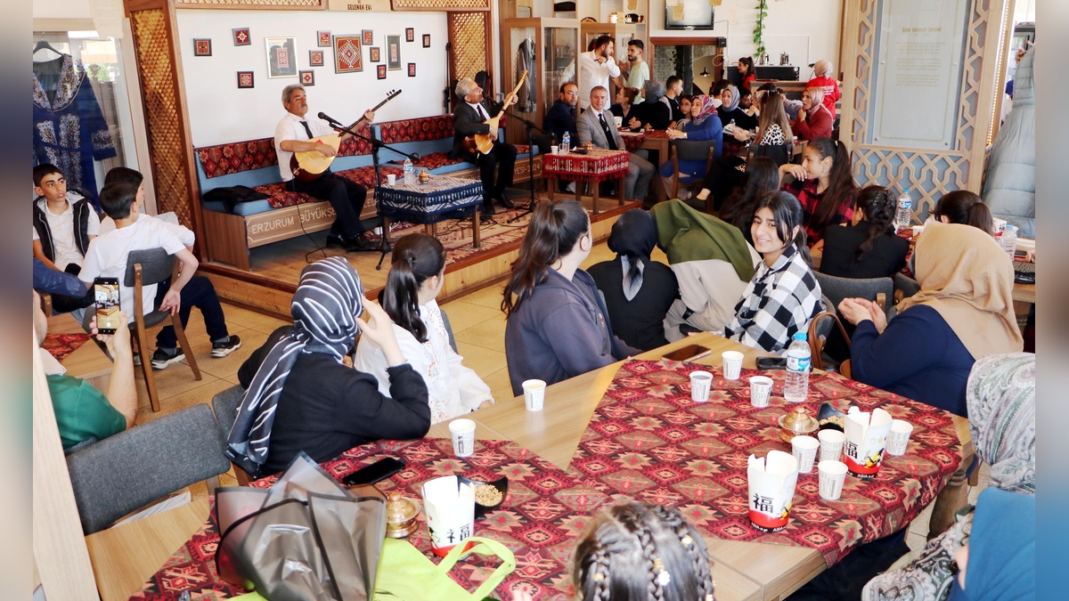 Erzurum'da tarihi mezuniyet töreni: Öğrenciler kale önünde kep attı