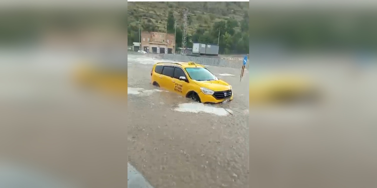 Savur'da sağanak yağış hayatı felç etti