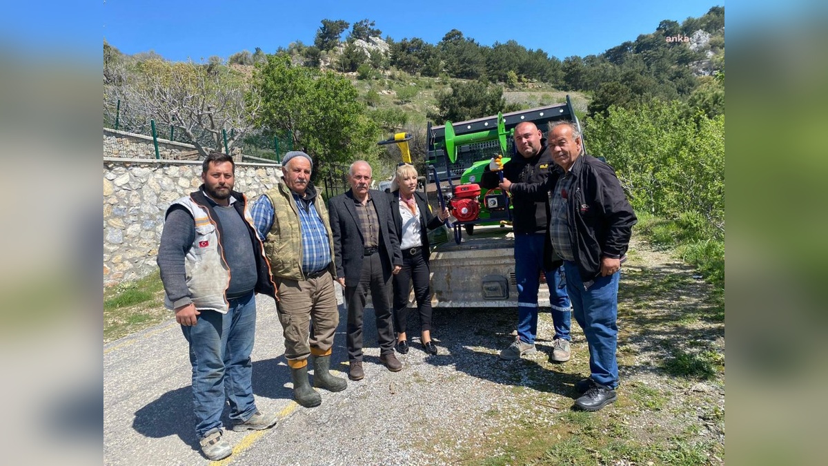 Güzelbahçe Belediyesi, Çiftçilere İlaçlama Makineleri Hediye Etti
