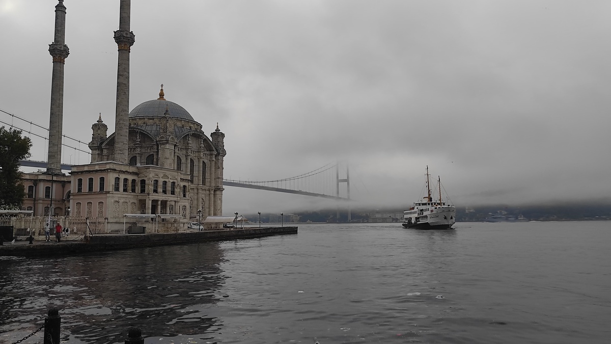 İstanbul Boğazı'nda sis etkili oluyor: Görüş mesafesi düştü