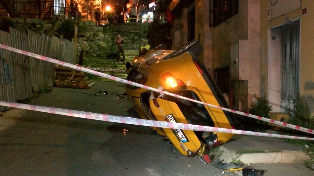 Şişli'de taksi çıkmaz sokağa uçtu: Sürücü yaralandı