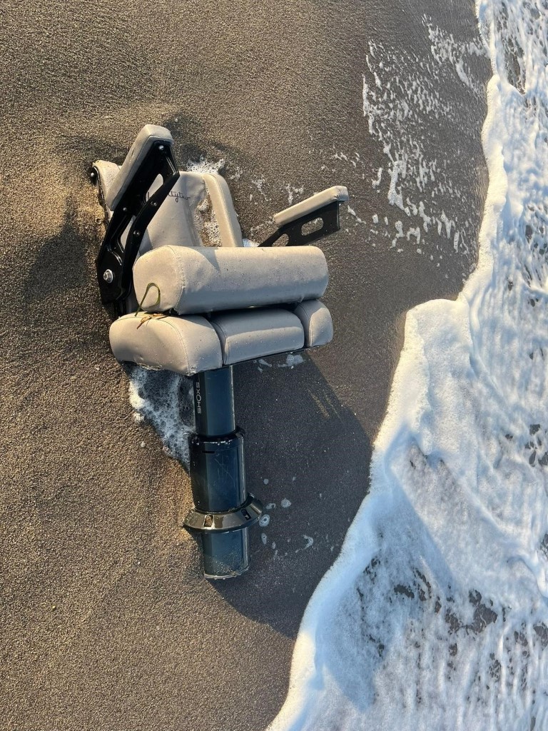 Marmara Denizi’nde parçalanmış şekilde bulunan yatın koltuğu Çanakkale’de karaya vurdu