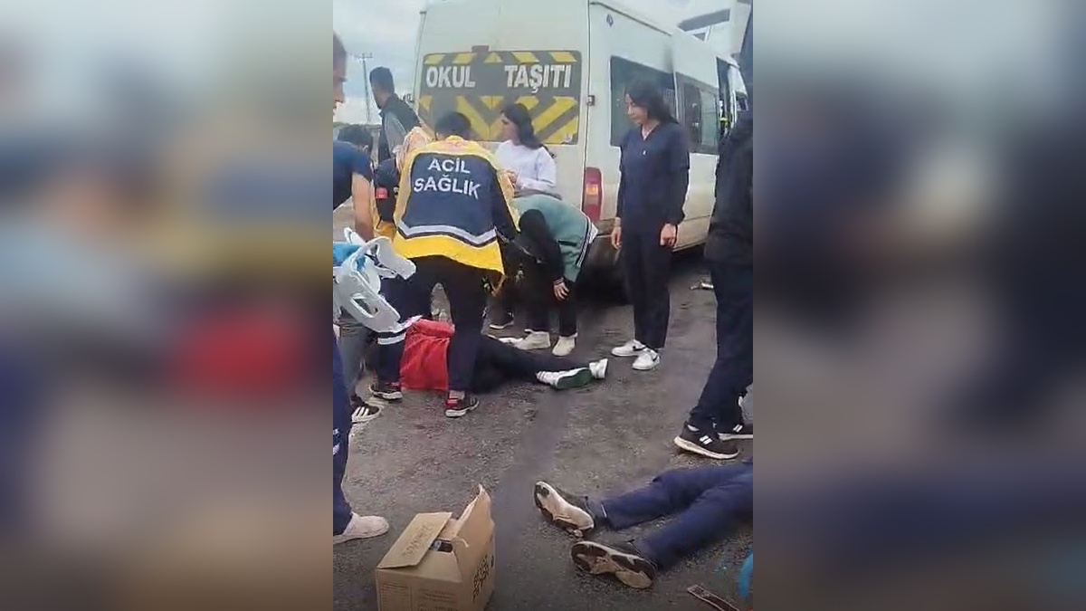 Siverek'te servis minibüsü TIR'a çarptı: 9 yaralı