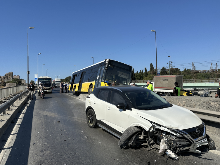 İETT otobüsü çelik bariyerlerde asılı kaldı