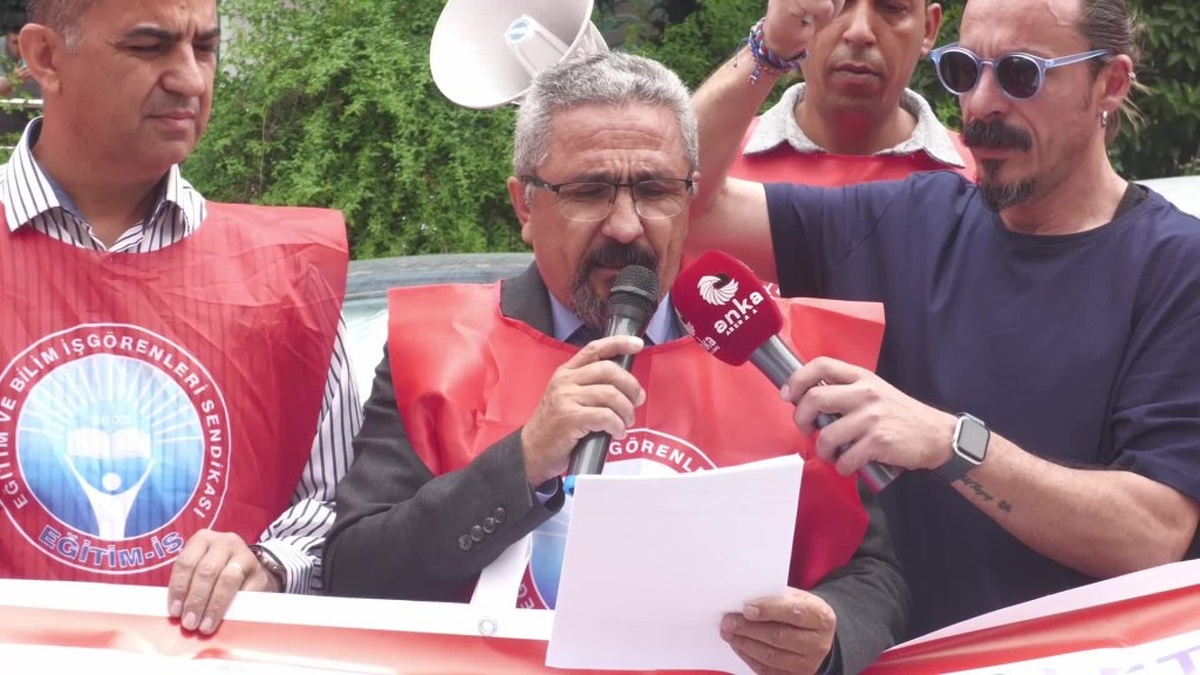 İzmir'de üniversite protestosu: Eğitim-İş, yükseköğretim sistemini eleştirdi