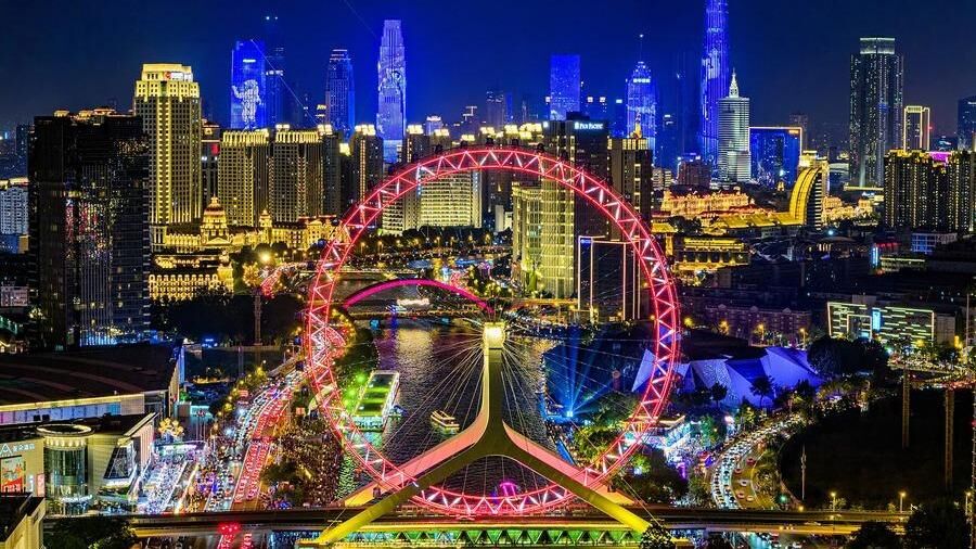 25 Ağustos 2025'te çekilen bir hava drone fotoğrafı, Çin'in kuzeyindeki Tianjin'deki Haihe Nehri boyunca uzanan bir ışık gösterisini gösteriyor. (Fotoğraf: Du Penghui/Xinhua)