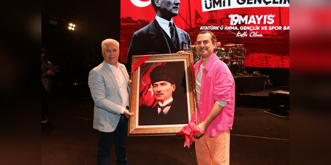 Bursa'da 100 bin kişi Mor ve Ötesi konseriyle 19 Mayıs'ı kutladı