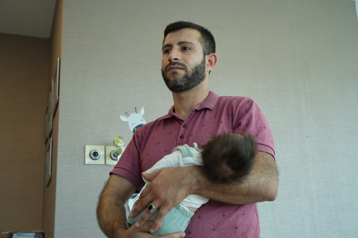 Ameliyat edilen 5 günlük bebek, 400 gramlık tümörün çıkarılmasıyla hayata tutundu