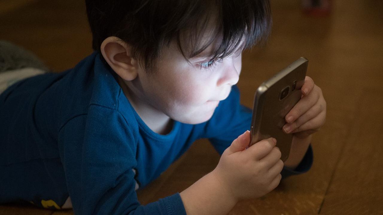 cocuk-telefon-ekran-1601139.jpg