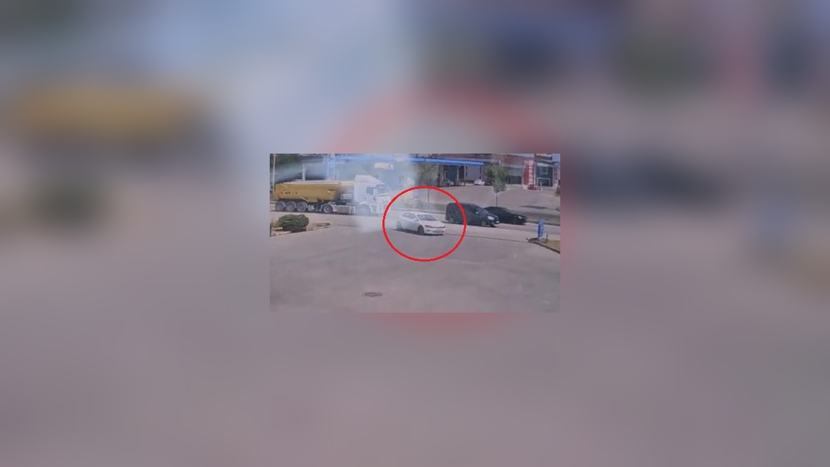 İnegöl'de TIR'a çarpan otomobil sürücüsü ağır yaralandı
