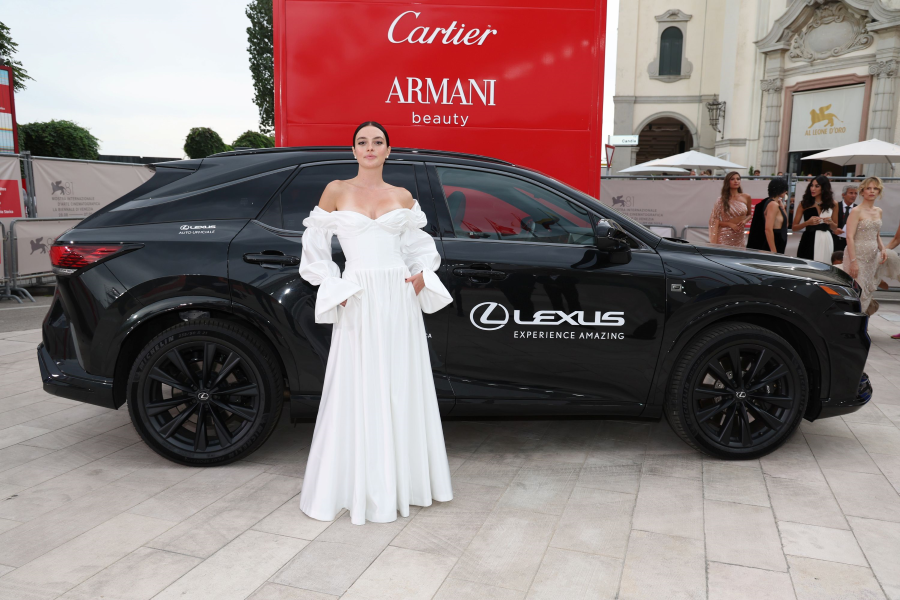 1756357874-melis-sezen-lexus.png