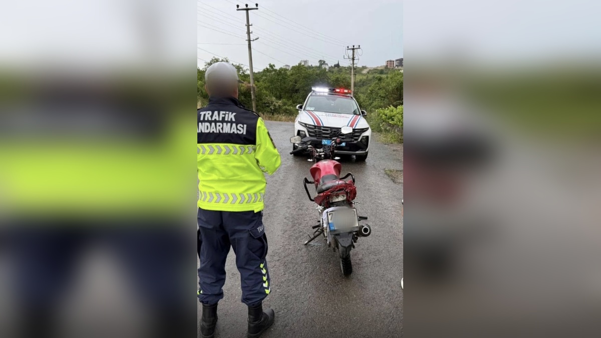 Bartın'da yüzüstü motosiklet kullanan sürücüye 45 bin TL ceza