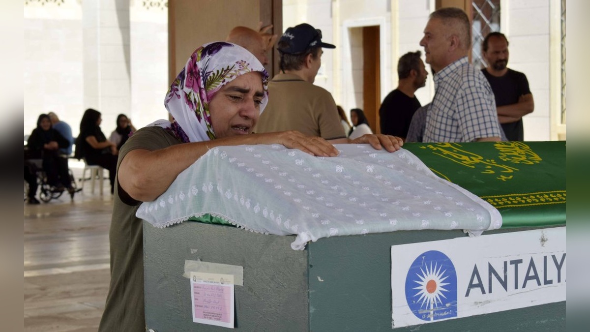 Antalya'da erkek arkadaşı tarafından öldürülen Dilruba Elif Çetin'in cenazesi toprağa verildi