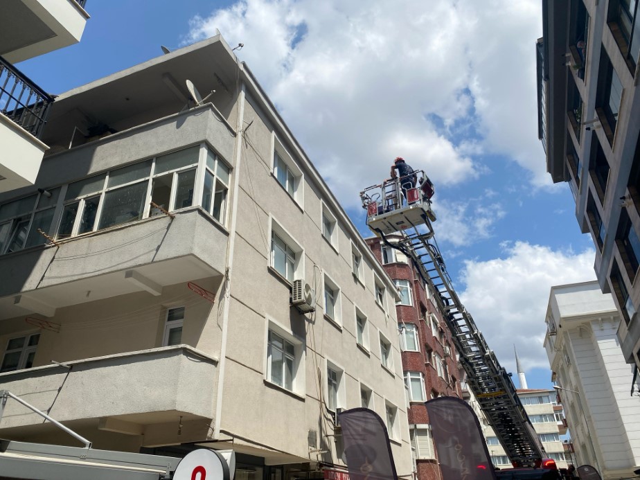 Küçükçekmece’de yıkımı yapılan binanın bir kısmı bir anda çöktü