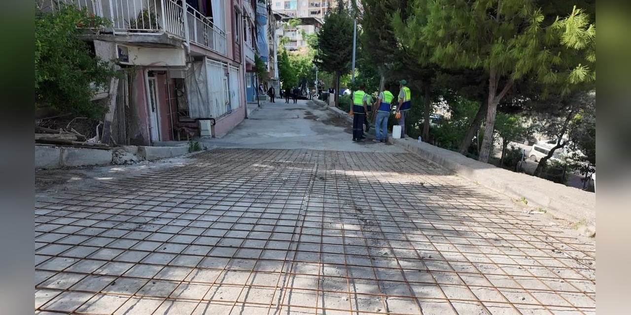 Bornova'da Dik Yokuşlu Sokaklara Beton Yol
