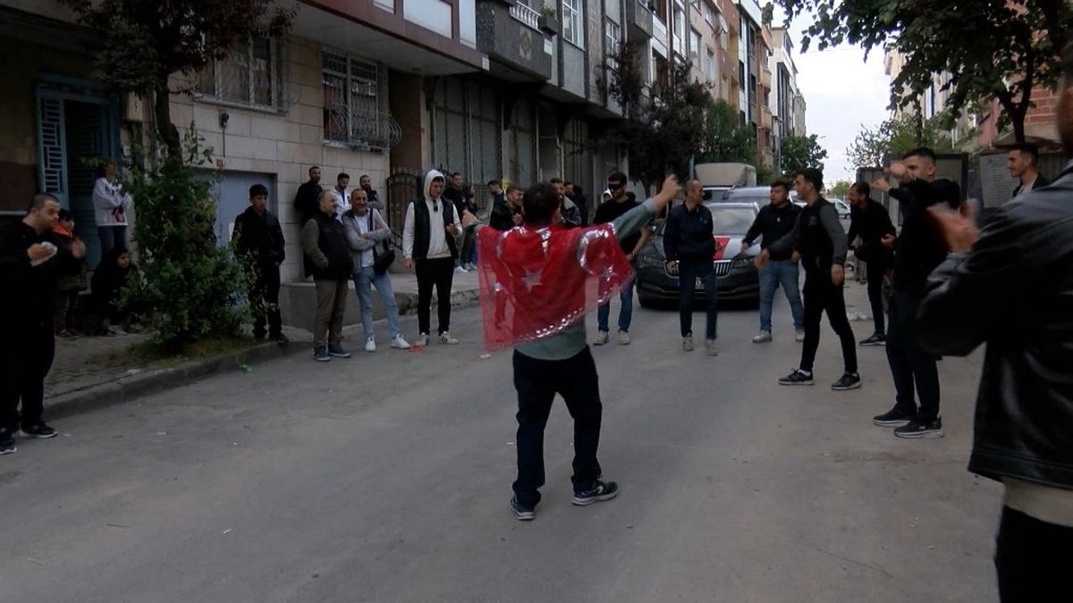 Down Sendromlu Genç İçin Mahalleli Asker Eğlencesi Düzenledi