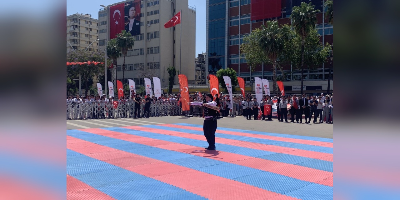 Adana'da 19 Mayıs coşkuyla kutlandı: Down sendromlu gencin kemençe gösterisi ilgi çekti