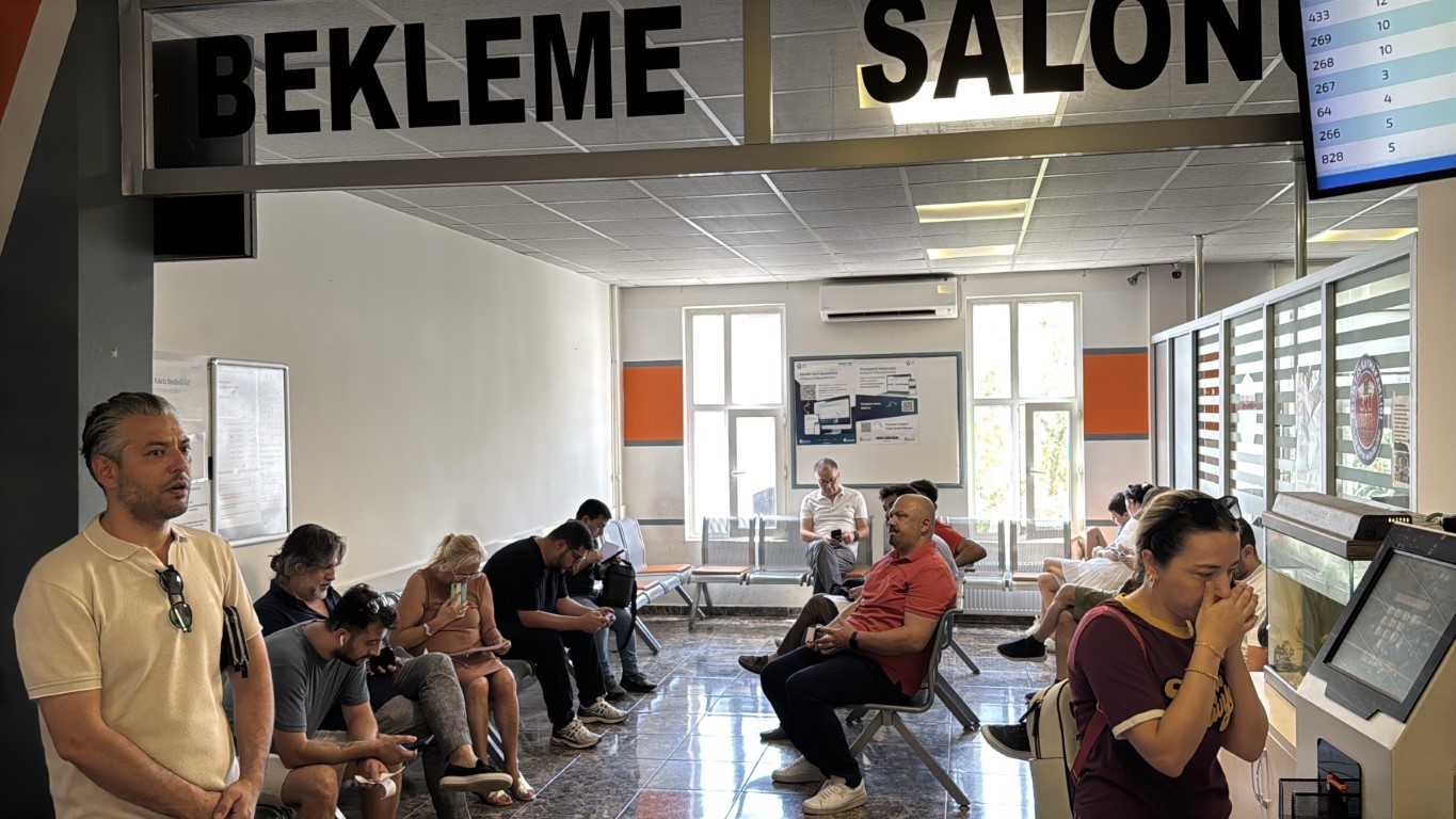 İstanbul’da ehliyet yenilemede son gün telaşı, vatandaşlar yoğunluk oluşturdu
