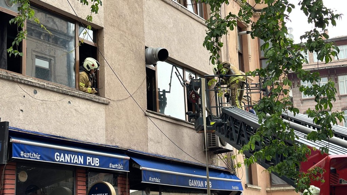 Beyoğlu'nda bina yangını: 2 kişi kurtarıldı