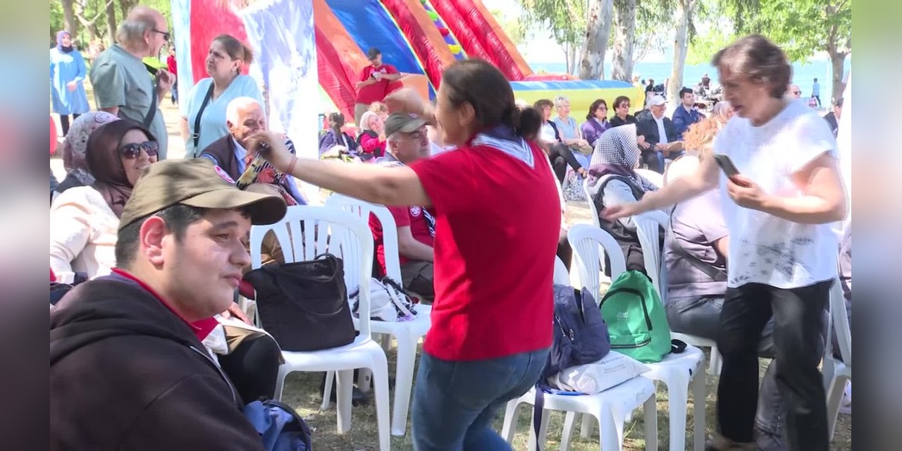 İzmir Büyükşehir Belediyesi'nden Engelliler Haftası Etkinliği: İnciraltı'nda Coşkulu Bir Gün