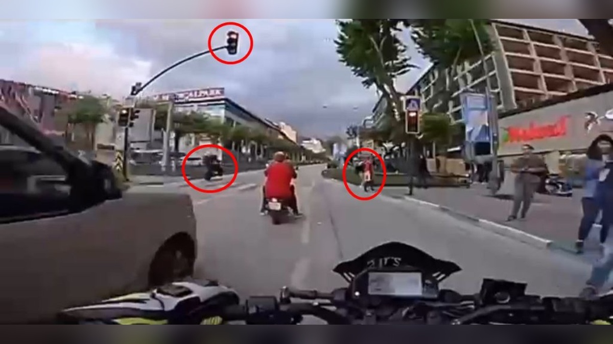 Bursa'da tehlikeli motosiklet yarışı: Sürücüler kırmızı ışıkta tek teker sürdü