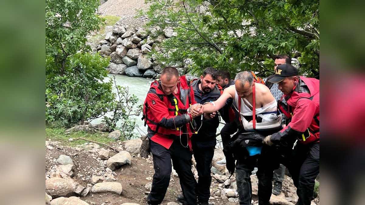 Hakkari'de arama çalışmasında dalgıç polis yaralandı