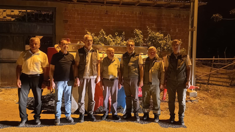 Yangın bölgesine patlayan lastiğine rağmen su taşıyan çiftçiye anlamlı hediye