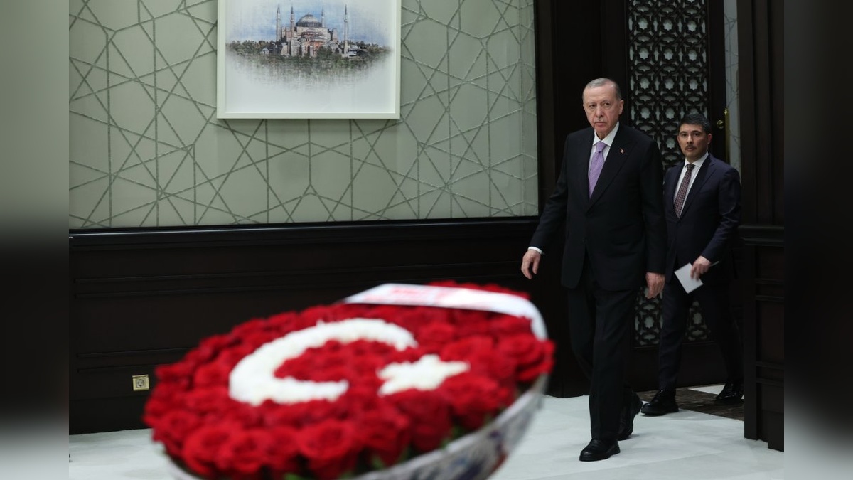 Bahçeli'den Kabine Toplantısı'na Ay Yıldızlı Çiçek