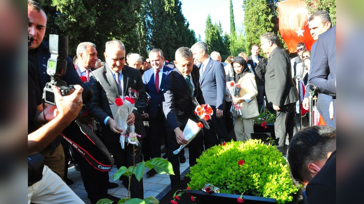 CHP Genel Başkanı Özel, Manisa'da Maden Şehitlerini andı