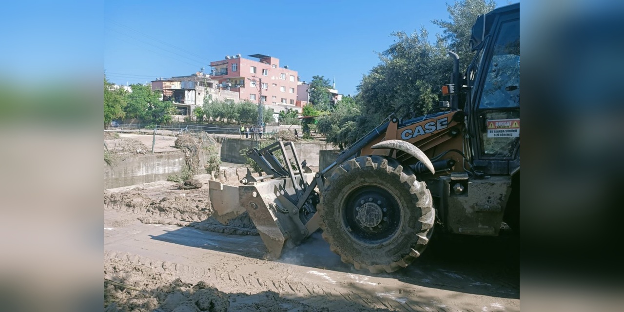 Kadirli'de sel sonrası temizlik çalışmaları başladı