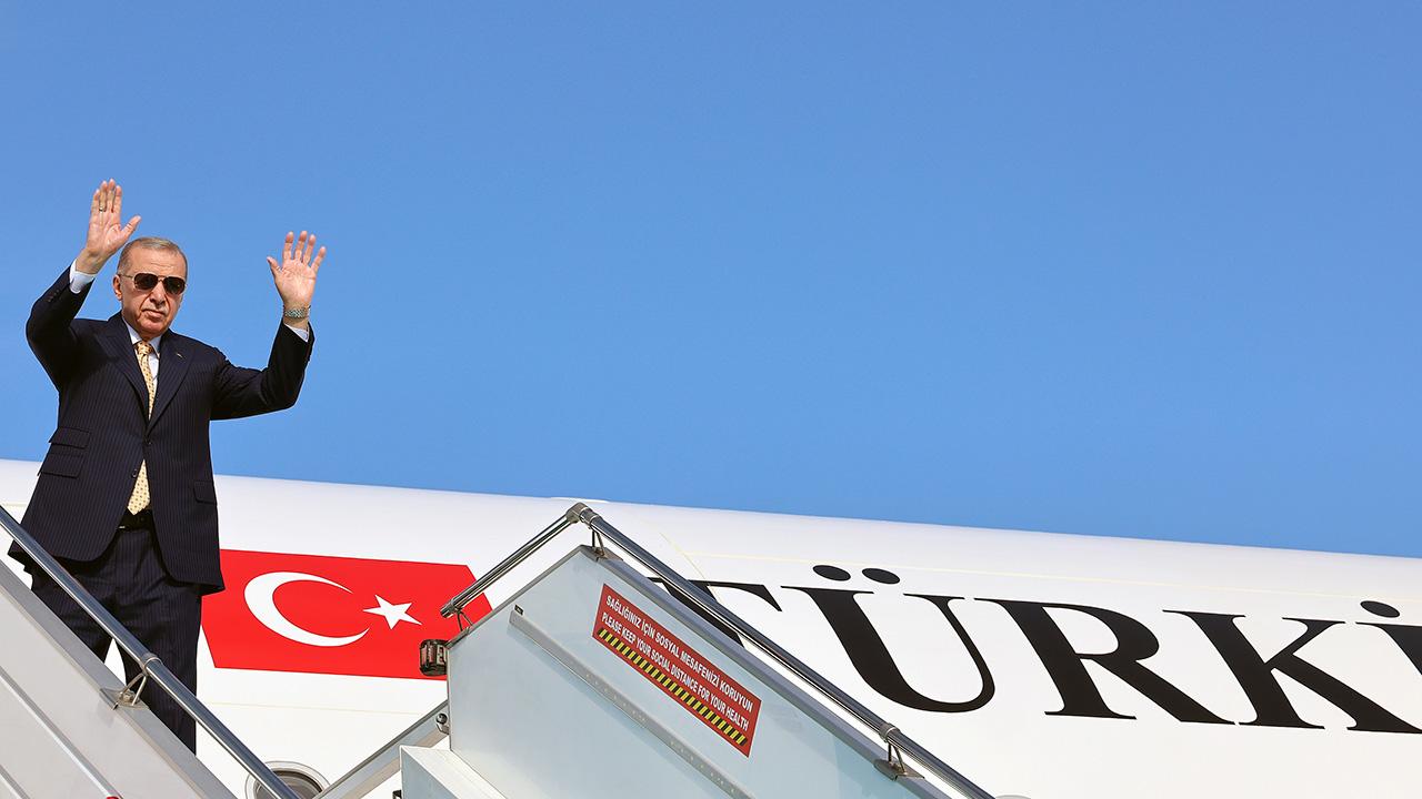 erdogan-ucak-selamlama-aa-2217121.jpg