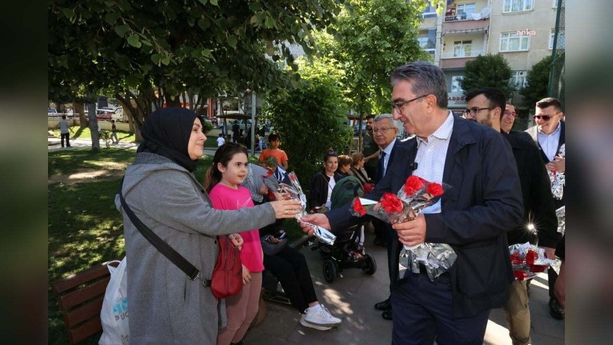 Bayrampaşa Belediye Başkanı Mutlu, Anneler Günü'nde annelere karanfil dağıttı