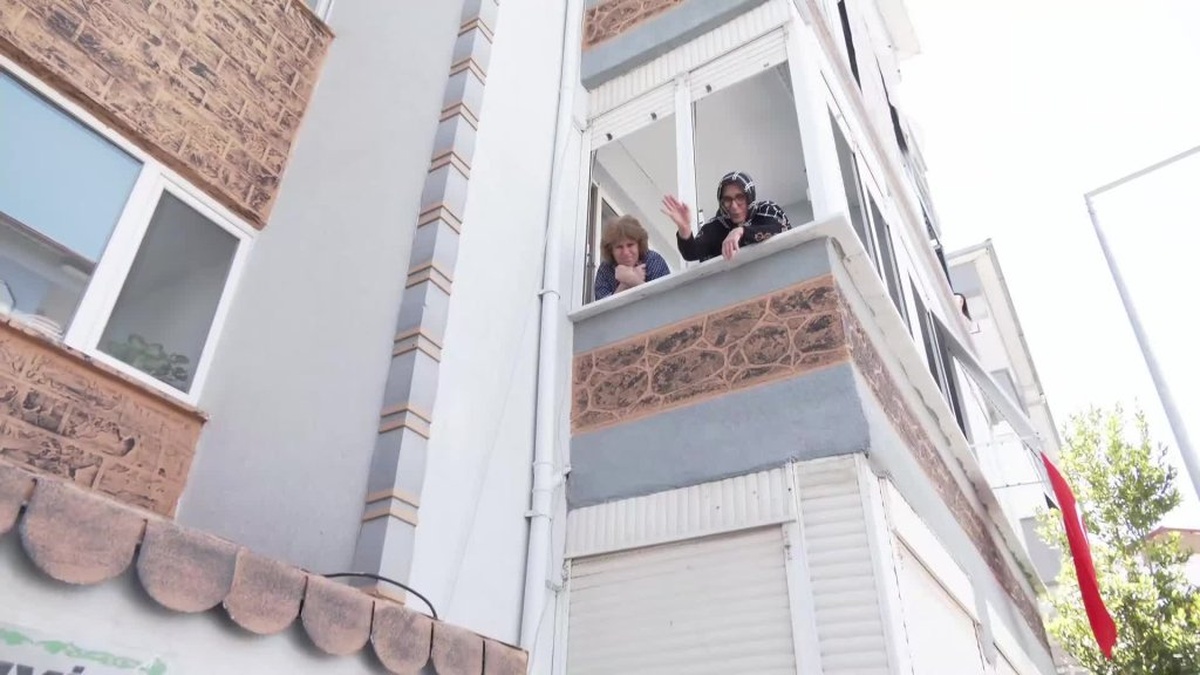 Özel, Soma'da Maden Şehitlerini Anıyor: İhraç Edilen Teğmen ve Genç Stajyerin Ailesini Ziyaret Etti