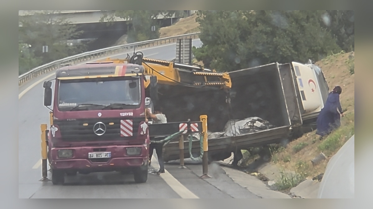 Gaziosmanpaşa'da yağmur nedeniyle iki araç kazası