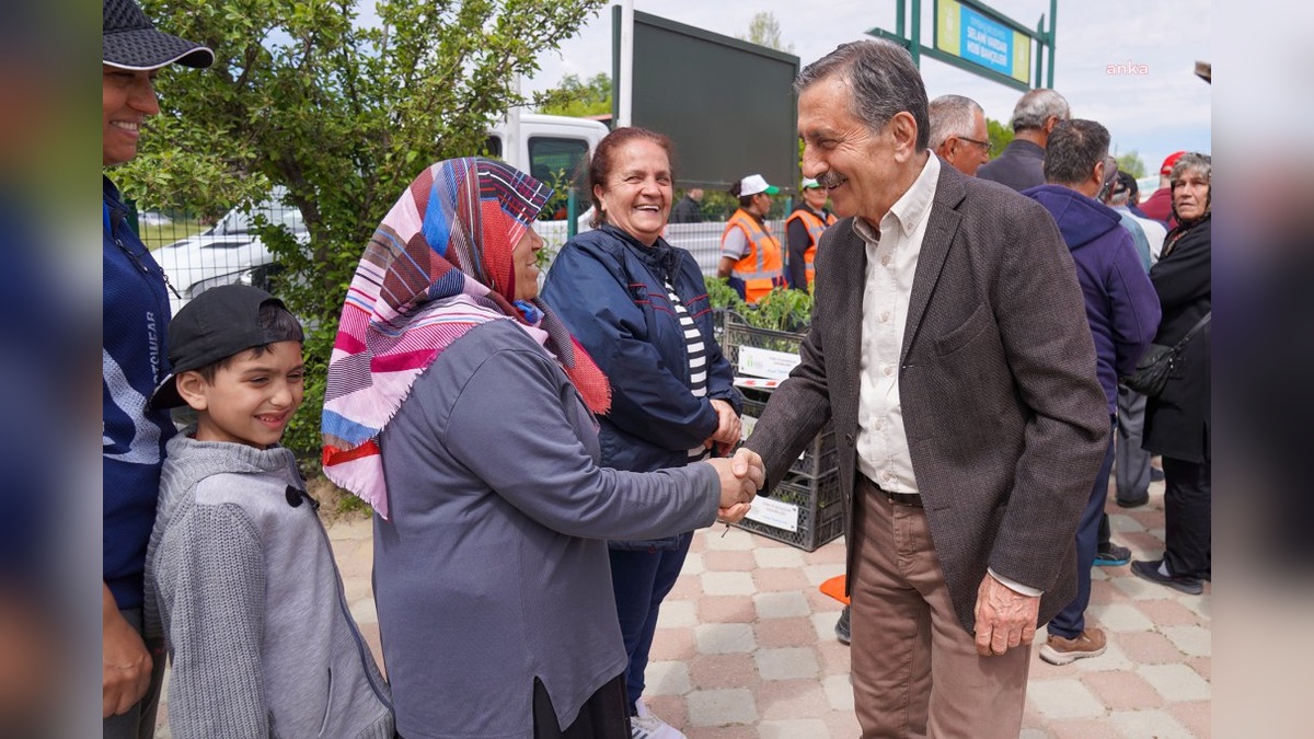 Tepebaşı Belediyesi, 374 Hak Sahibine 8 Bin 976 Fide Dağıttı