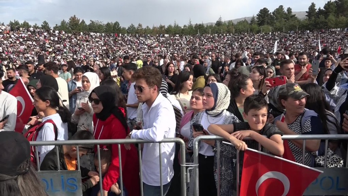 İnönü Üniversitesi'nde SOLOTÜRK Gösterisi Binlerce Kişiyi Büyüledi