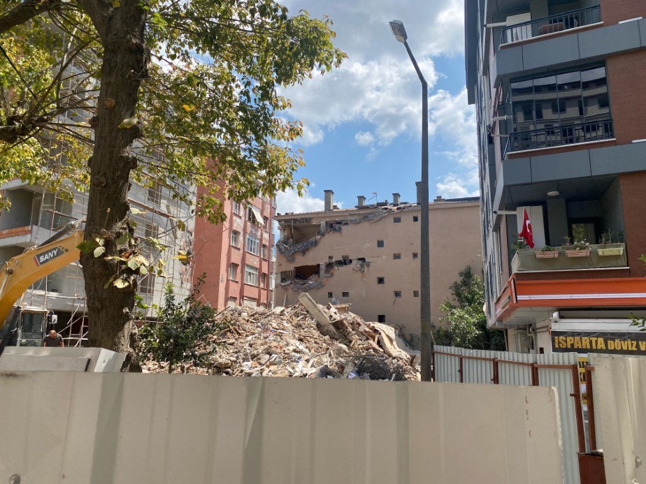 Küçükçekmece’de yıkımı yapılan binanın bir kısmı bir anda çöktü