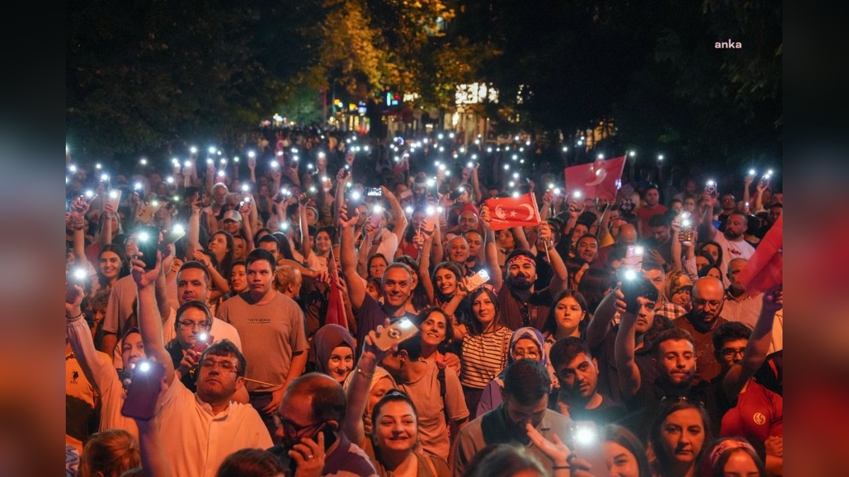 Eskişehir'de 19 Mayıs Etkinlikleri: Fener Alayı ve Konserlerle Coşku Dorukta