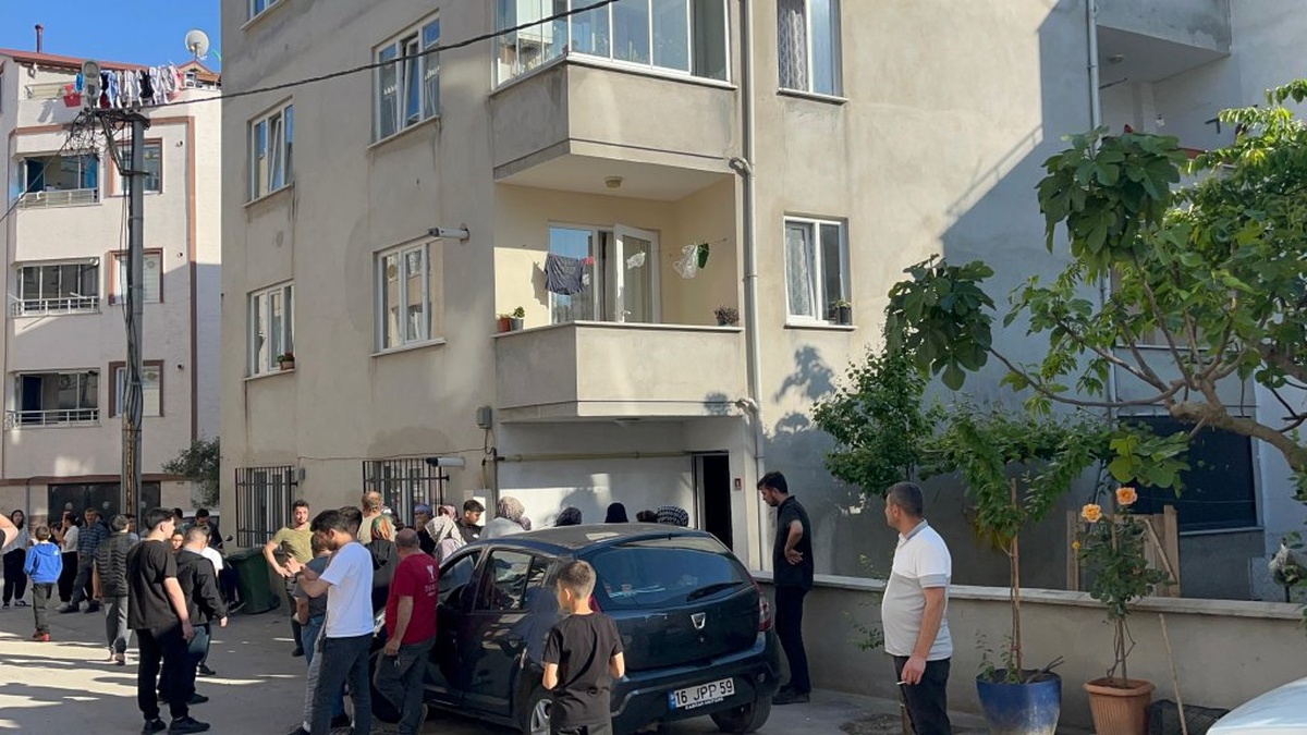 Bursa'da 'çöp atma' tartışması sopalı, bıçaklı kavgaya dönüştü: 3 yaralı