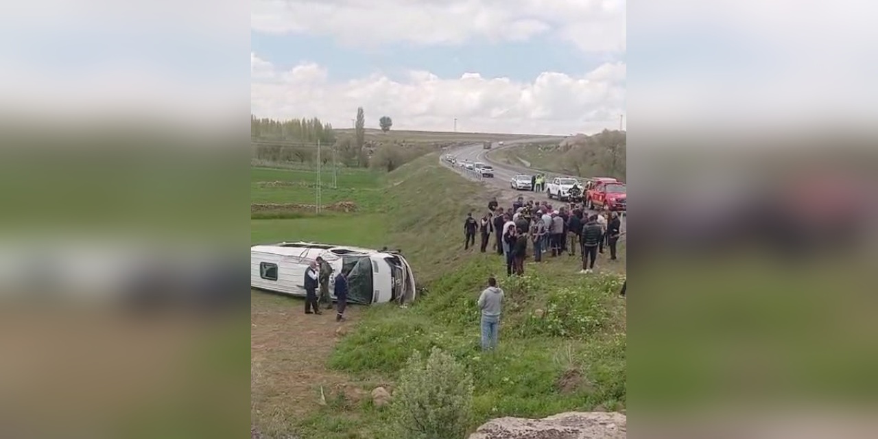 Tomarza'da Minibüs Şarampole Devrildi: 16 Yaralı