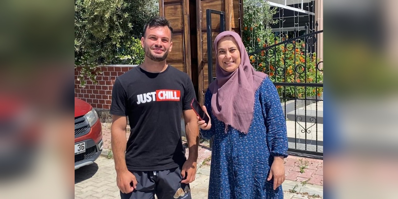 Moldova Uyruklu Turist, Antalya'da Bulduğu Cep Telefonunu Sahibine Teslim Etti